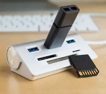 USB Adapter auf Schreibtisch mit daneben liegender SD-Speicherkarte