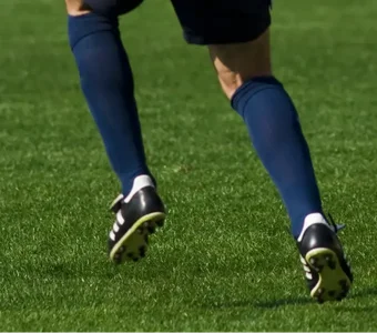 Fußballspieler trägt scharzen Adidas Fußballschuh aus Känguruleder