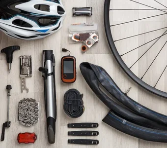 Aufnahme von verschiedenem Fahrradzubehör, wie einem Fahrradhelm, einer Luftpumpe, einem Reflektor und einem Fahrradreifen