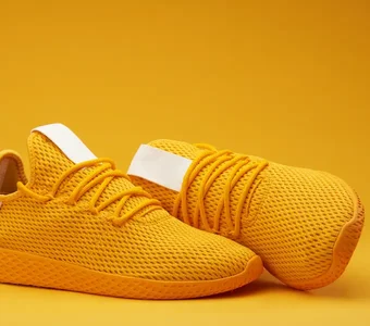 Gelber Sneaker mit Obermaterial aus Mesh