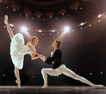 Klassischer Balletttanz wird von einem professionellen Tanzpaar aufgeführt