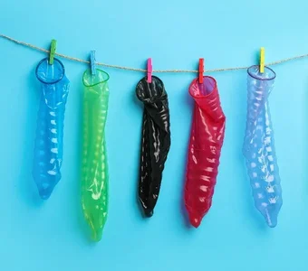 Bunte Kondome hängen an einer Wäscheleine