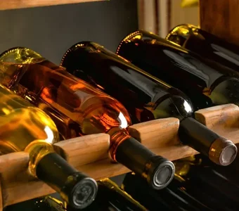 Weinflaschen liegen in einem Weinregal