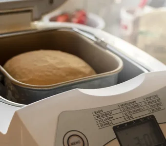Einsicht in das Innere eines Brotbackautomatens inklusive fertig gebackenem Brot
