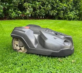 Ein Mähroboter mäht eine Rasenfläche