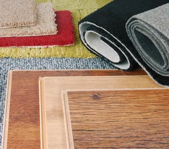 Auswahl verschiedener Teppiche und Holzbodenbeläge