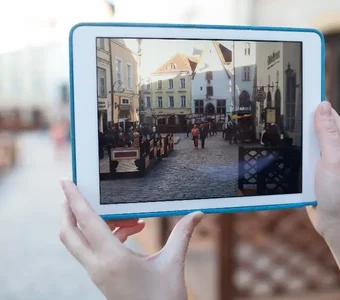 Person nimmt ein Foto einer Straße mit einem Tablet auf