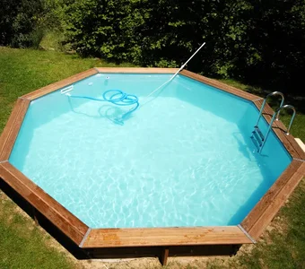 Pool mit einer Holzumrandung