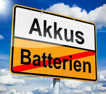 Ortsschild mit Akkus und Batterien als Schriftzug