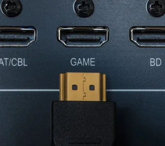 HDMI-Anschlüsse an der Rückseite eines AV-Receivers in einer Nahaufnahme.
