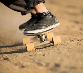 Skater mit Skateboard fährt auf unebenen Untergrund