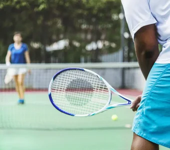Mann und Frau duellieren beim Tennissport