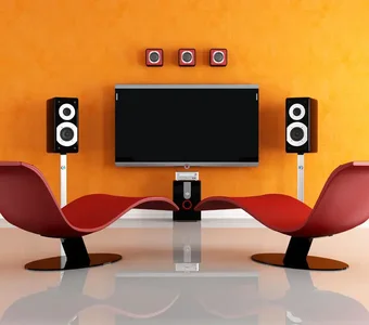 Modern eingerichtetes Wohnzimmer mit großem Fernseher