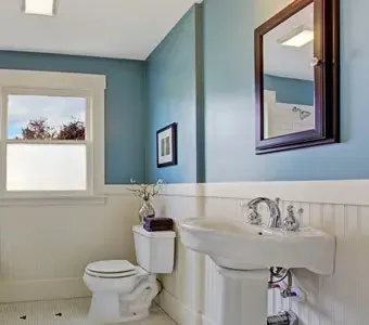Blau-weißes Badezimmer mit einem Spiegelschrank