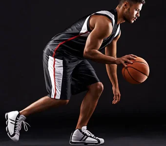 Basketballspieler mit Ball, Schuhe und Uniform