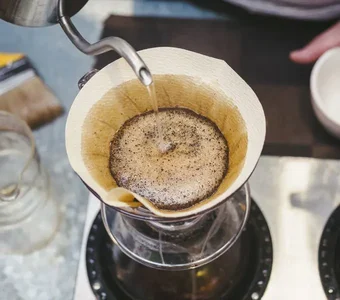 Ein Kaffee wird manuell per Hand zubereitet