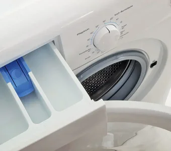 Waschmaschine mit geöffneter Tür und herausgezogenem Waschmittelfach