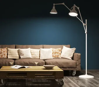 Weiße Bodenlampe mit zwei Leuchtkörper, passend zur Dekoration des Wohnzimmers - mit Paletten-Tisch
