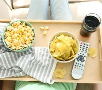 Aufnahme eines Tabletts mit Chips, Popcorn und Cola