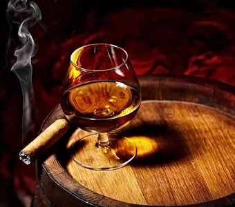 Cognac und Zigarre: So kannst du einen entspannten Abend genießen