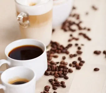 Vier Tassen mit verschiedenen Kaffeevariationen