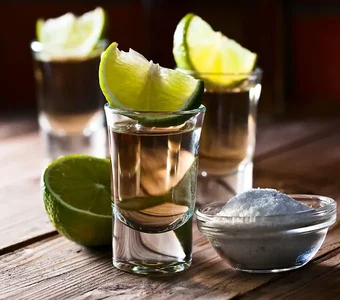 Eine typische Bestellung von drei Tequila Blance mit Limetten und Salz.