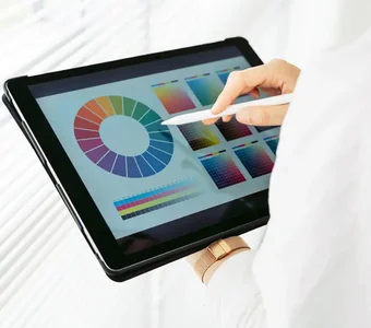 Frau nutzt Stylus zur Auswahl einer Farbe für Design auf Tablet PC