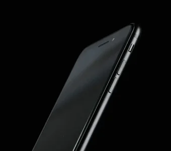 Seitlicher Close Up des neuen Apple iPhone in schwarz