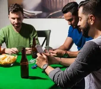 Aufnahme einer Gruppe, welche Poker spielt.