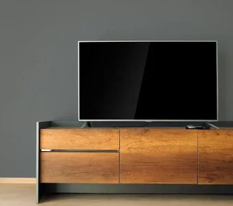 4K-Fernseher und Sideboard eines Wohnzimmers.