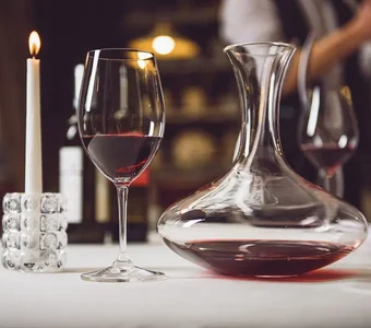 Zwei Rotweingläser und ein Dekanter sorgen für mehr Ästhetik