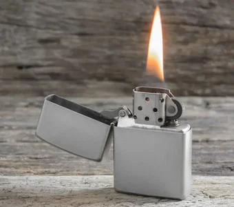 Zippo-Feuerzeug mit brennender Flamme
