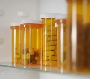 Aufnahme von Pillendosen in einem Medizinschrank.