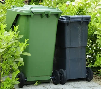 Eine grüne 240-Liter-Mülltonne und ein schwarze 120-Liter-Mülltonne nebeneinander