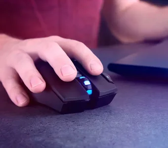 Mann bedient drahtlose Maus an seinem Laptop