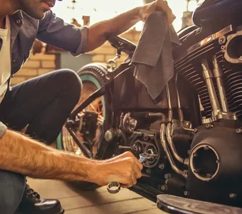 Ein Mann repariert sein Motorrad