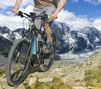 Mann fährt E-Mountainbike in den Bergen