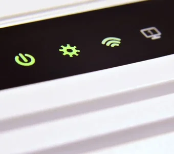 Ein Wi-Fi Router zeigt verschiedene aktive Funktionen an