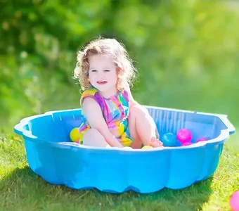 Ein offene Bällebad bietet deinen Kids mehr Bewegungsfreiheit