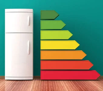 Grafische Darstellung der Energieeffizienzklassen durch farbige Pfeile neben einem Kühlschrank