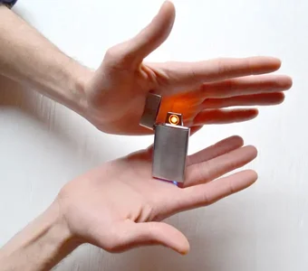 Elektrofeuerzeuge lassen sich in der Regel per USB-Verbindung laden