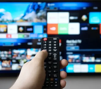 Fernbedienung gerichtet auf Smart TV mit Apps