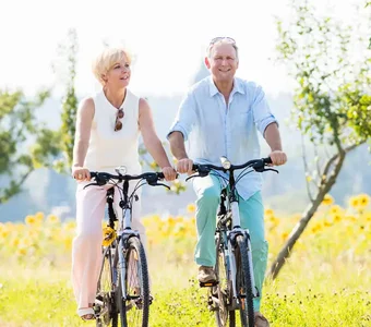 Vitales, älteres Ehepaar bei einer Fahrradtour
