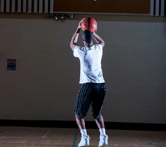 Basketballer setzt in der Halle zum Freiwurf an