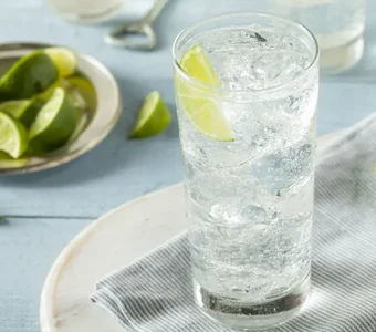 Ein Glas Sprudelwasser mit Eis und einer Zitronenscheibe