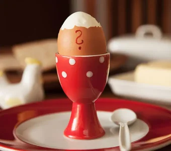 Roter Eierbecher aus Keramik mit weißen Punkten