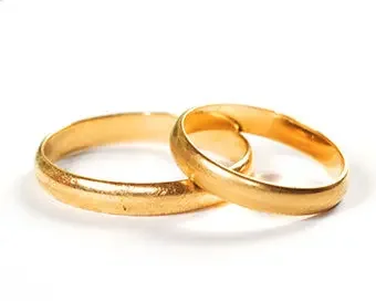 Abbildung von zwei gelbgoldenen Ringen