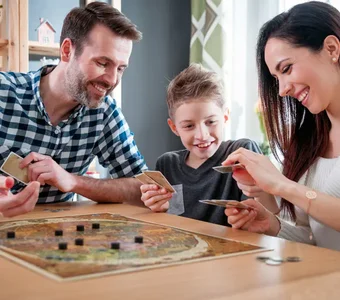 Eine Familie spielt ein Brettspiel