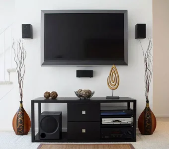 Heimkino-System mit Breitbild-Fernseher und AV-Receiver in modernem Wohnzimmer