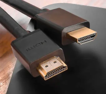 Die Anschlüsse eines HDMI Kabels werden im Detail dargestellt